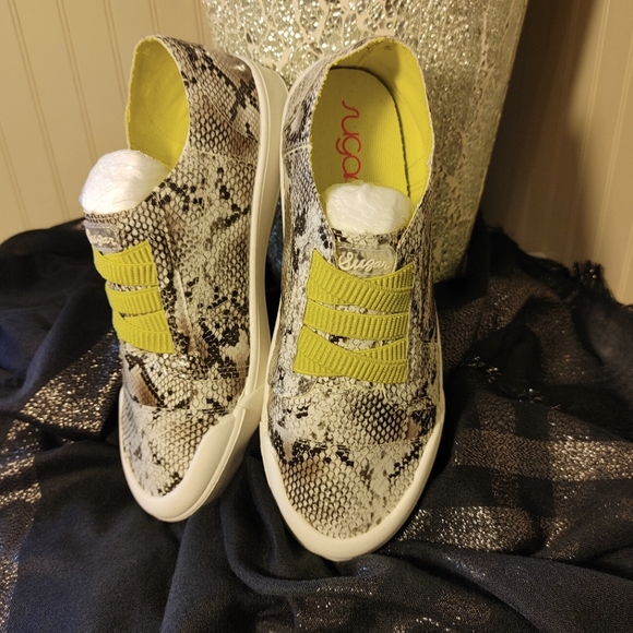 New in box ladies' Sugar snakeskin print slip on sneakers sz 8m - Picture 3 of 8